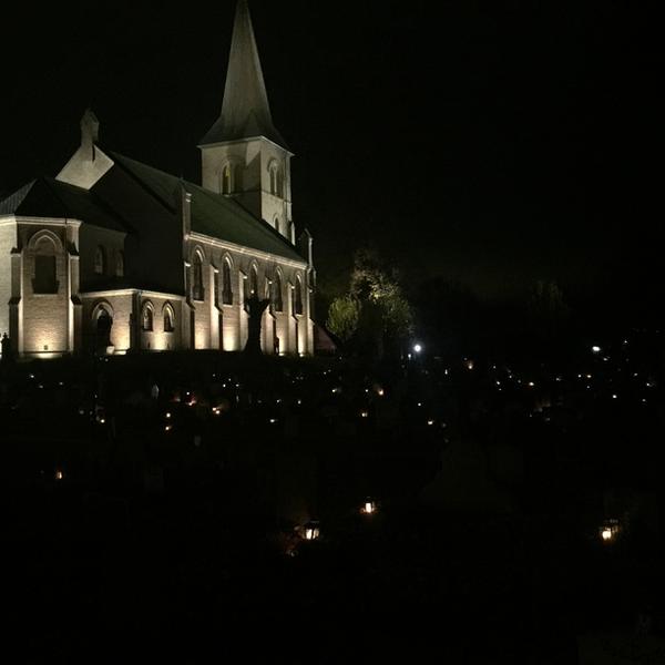 Kirke om natten med tente lys