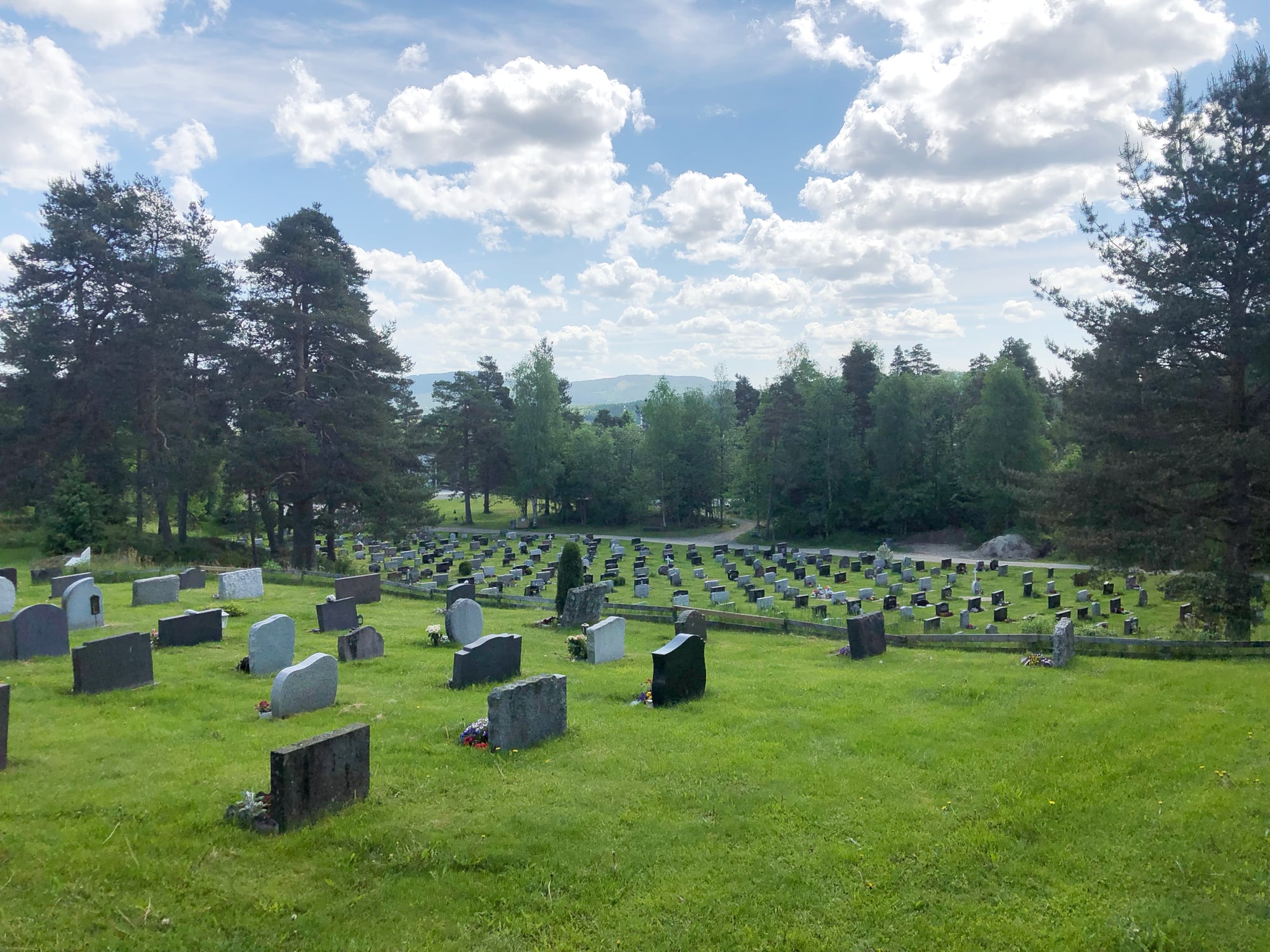 kirkegård med gravstøtter sommerstid