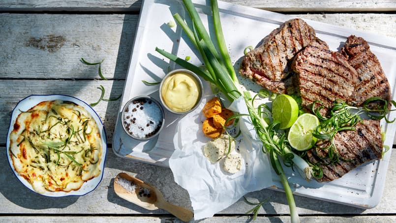 Grillede biffer med friske urter, lime og potetgrateng