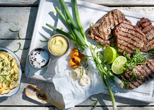 Grillede biffer med friske urter, lime og potetgrateng