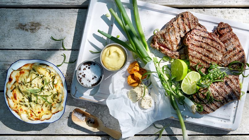 Grillede biffer med friske urter, lime og potetgrateng