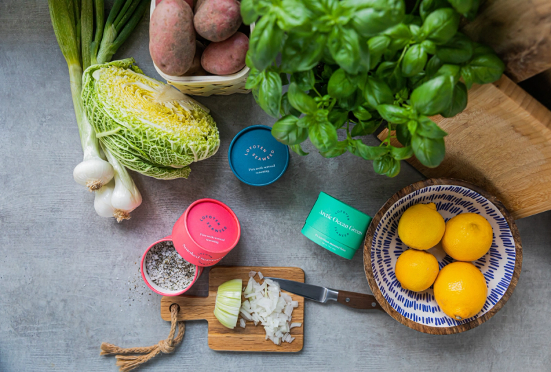 Friske råvarer og krydder på kjøkkenbenken