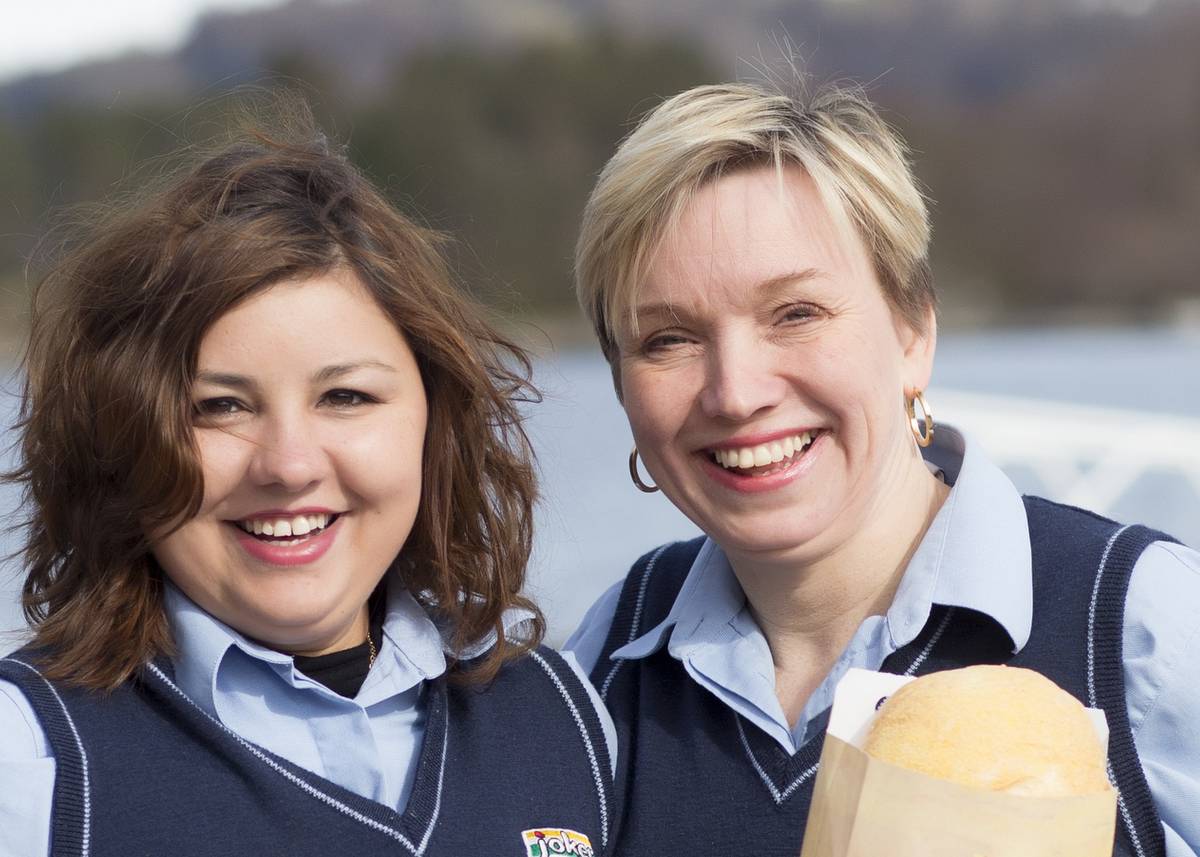 To Joker-ansatte smiler mot kamera