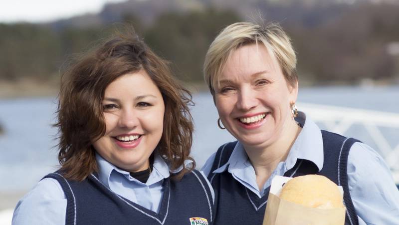 To Joker-ansatte smiler mot kamera