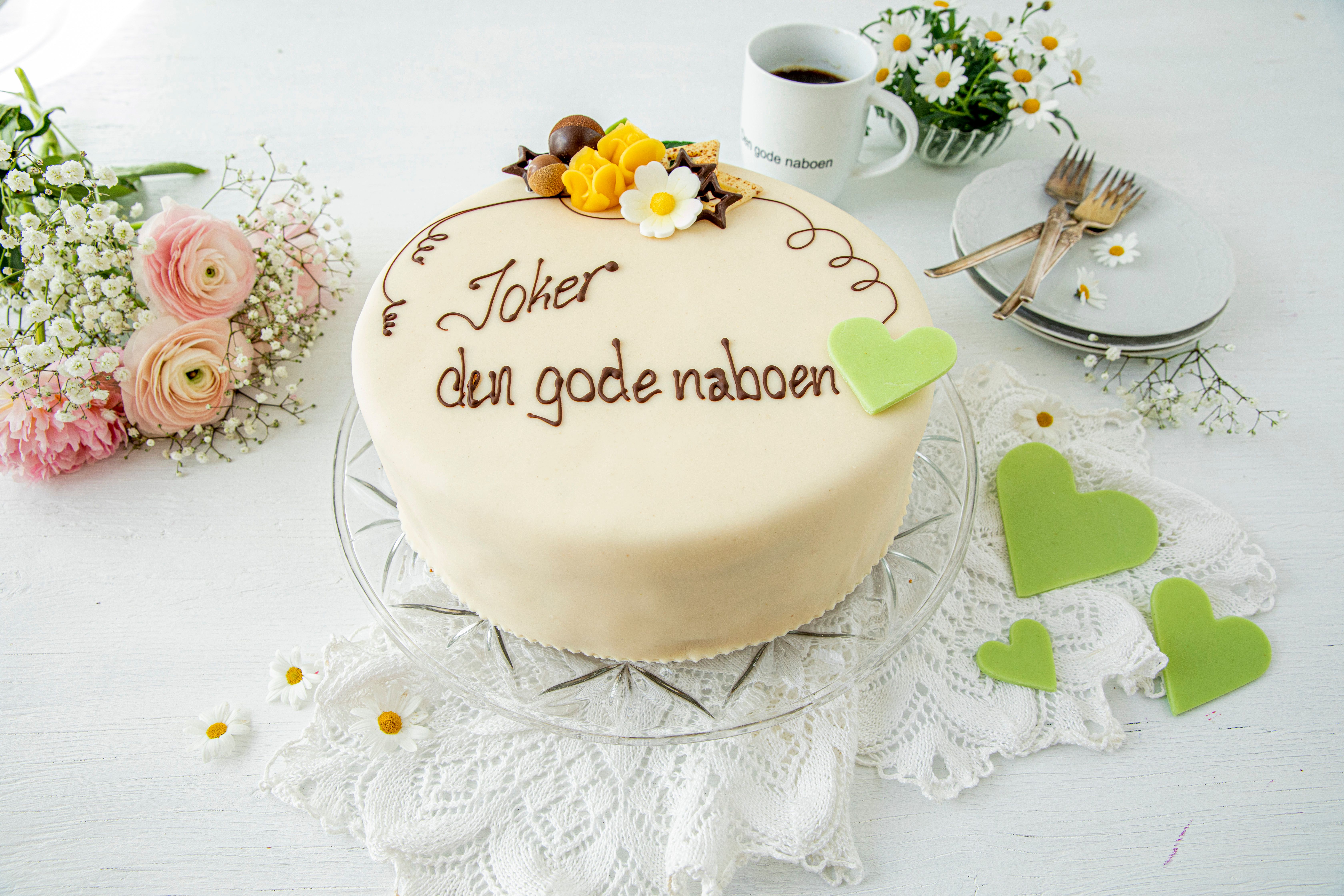 En rund kake pyntet med slagordet «den gode naboen»