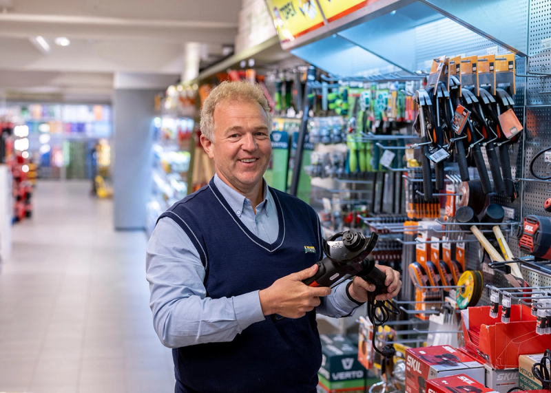 kjøpmann Harald Lasskogen viser frem verktøy i butikken