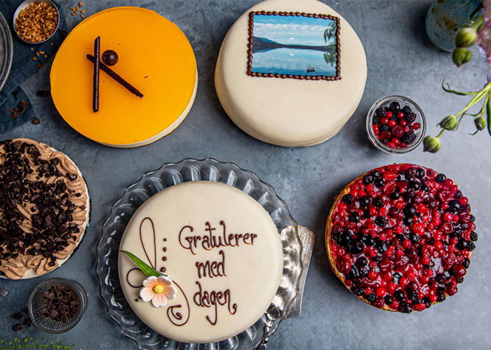 Flotte festkaker på et bord