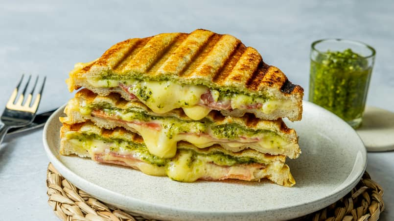 Toast med Norvegia og spekeskinke på en tallerken