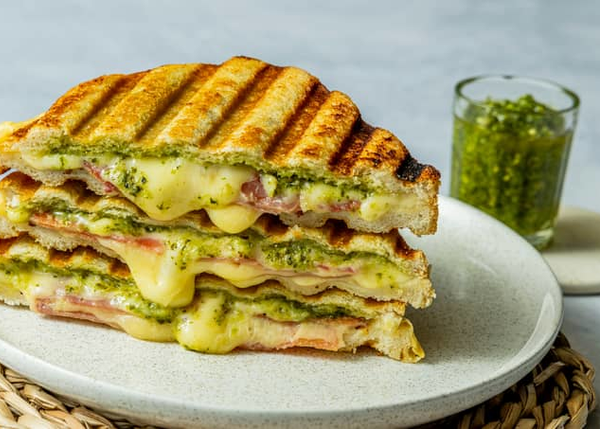 Toast med Norvegia og spekeskinke på en tallerken