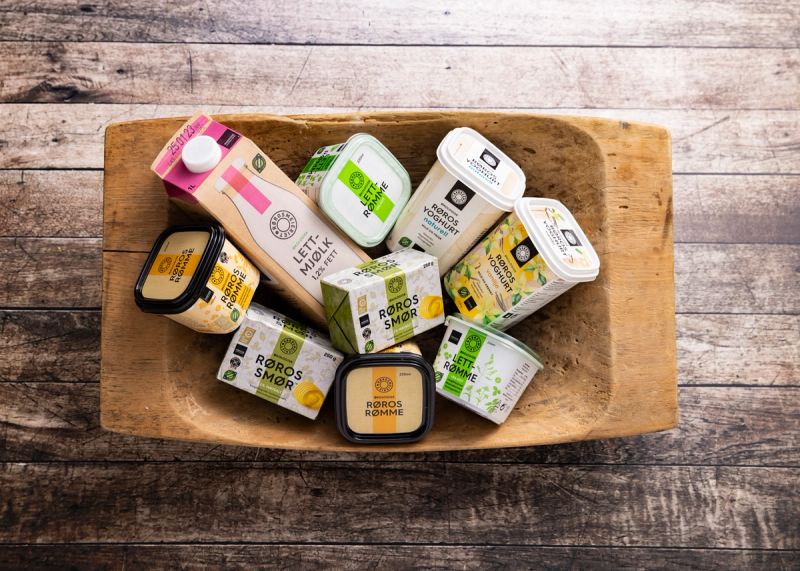 Meieriprodukter fra Rørosmeieriet i en trebolle