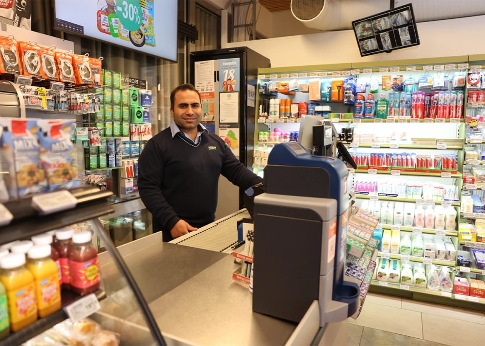 Kjøpmann Sardar Ahmadzai i kassa hos Joker Barcode