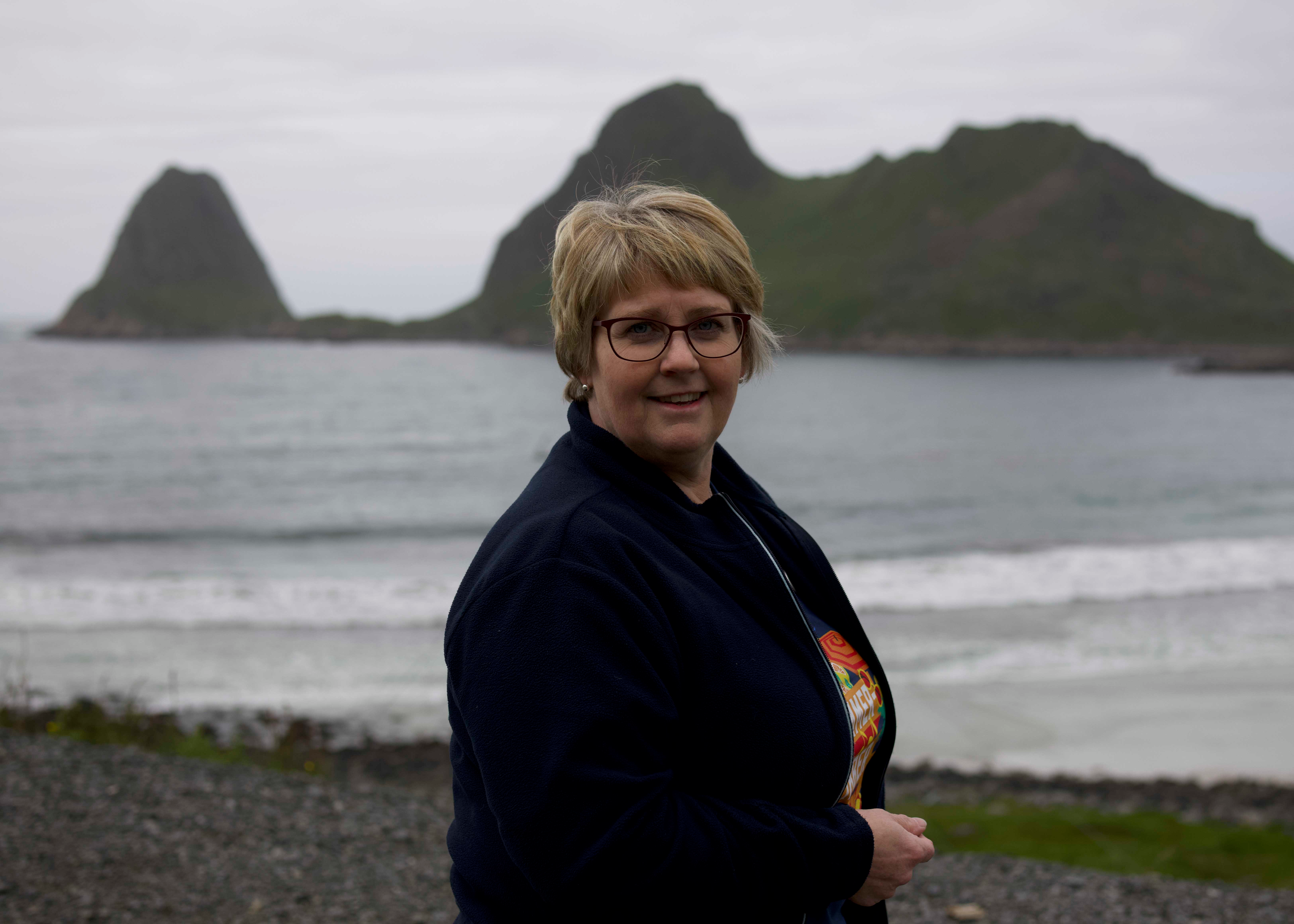 Kjøpmann Beate Ingebrigtsen omgitt av vakker natur