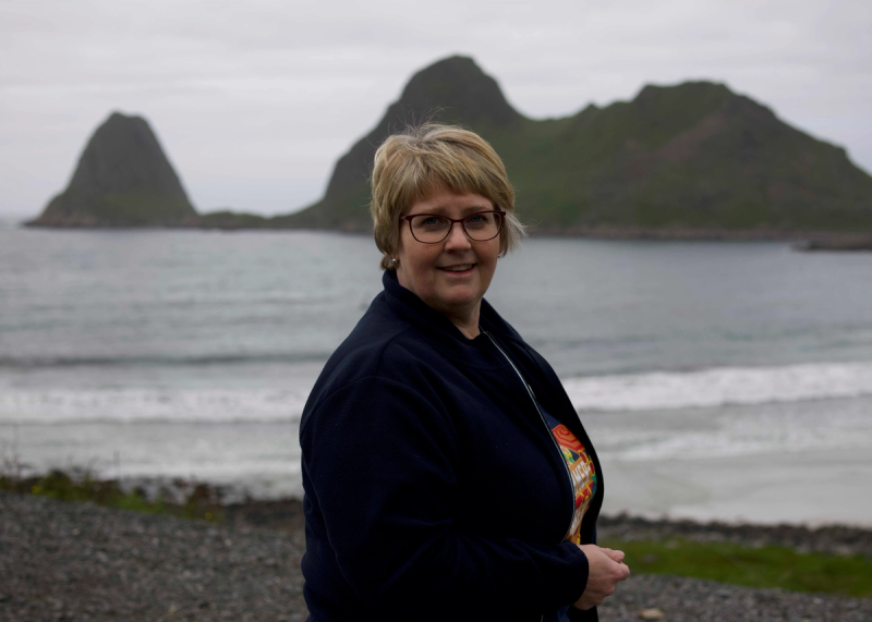 Kjøpmann Beate Ingebrigtsen omgitt av vakker natur