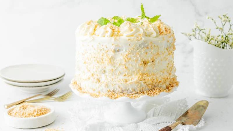 En hvit kremkake på kakefat