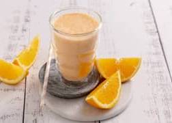 En frisk smoothie med appelsinbåter