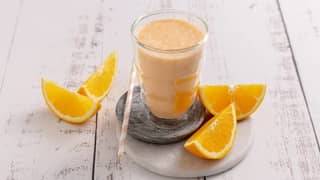 En frisk smoothie med appelsinbåter