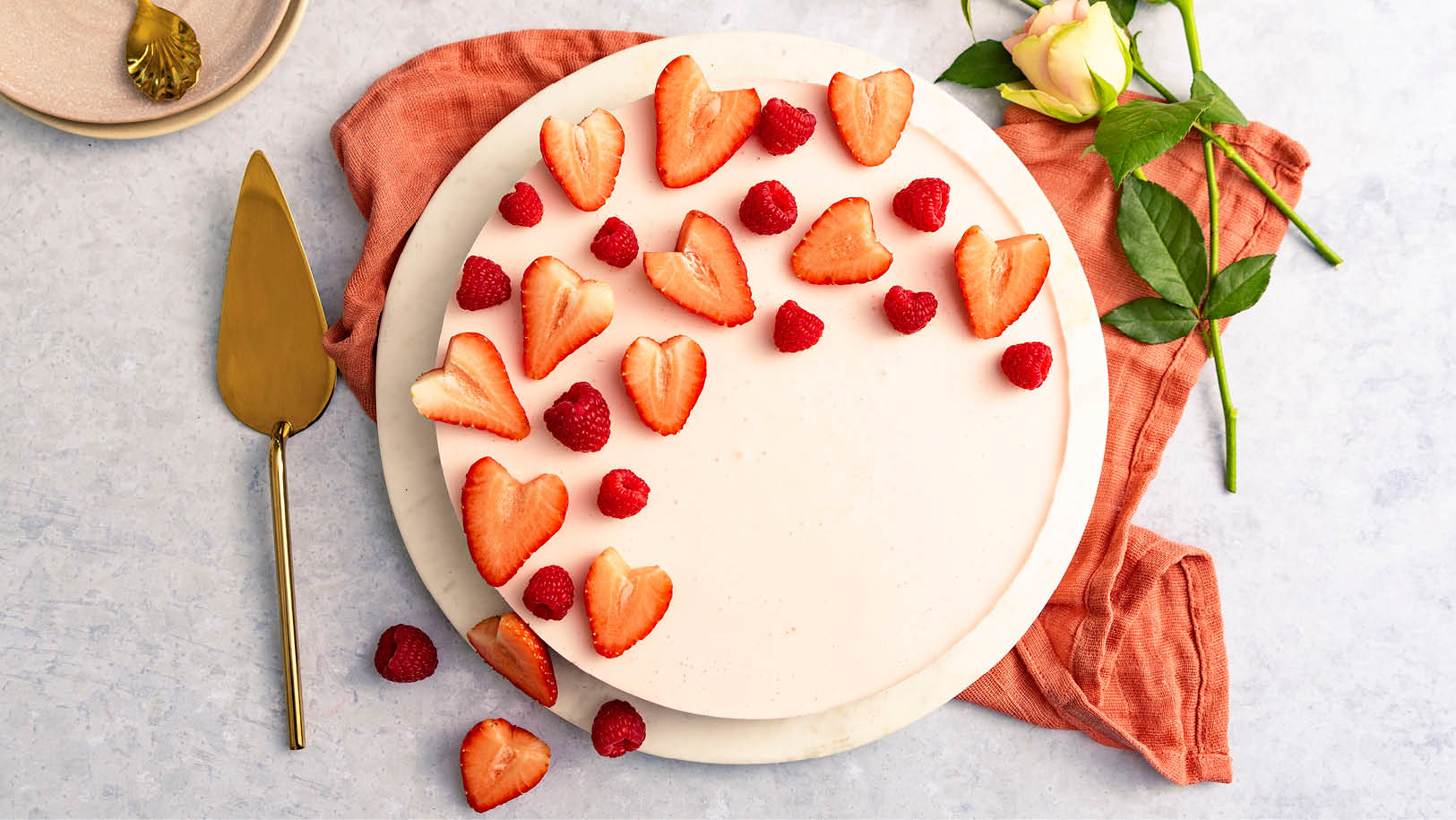 Ostekake med bringebær og oreobunn