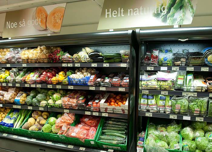 Frukt og grønt i dagligvarebutikk
