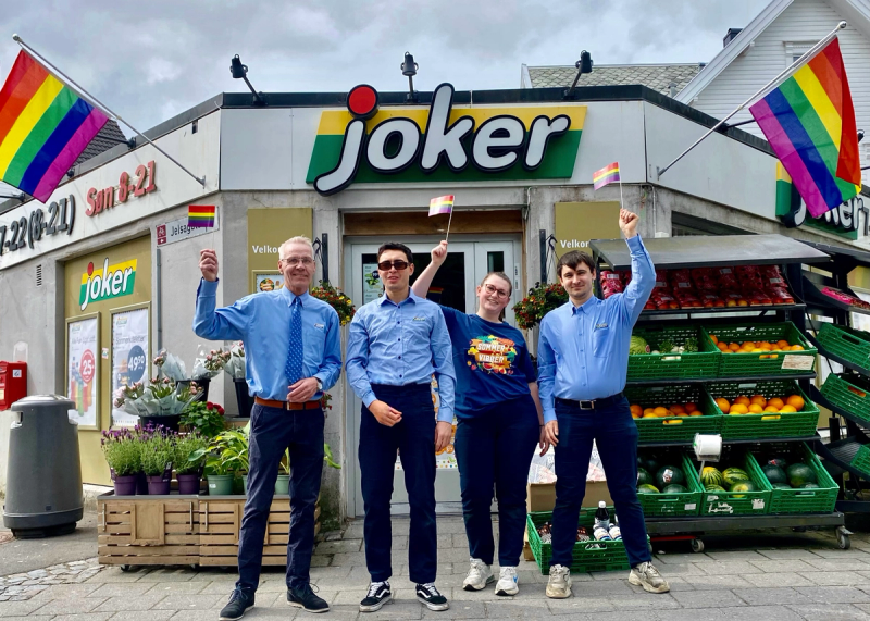 Ansatte ved Joker Jelsagaten flagger for Pride