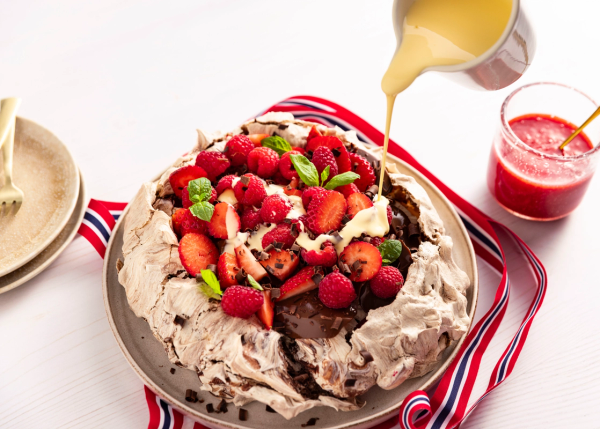 Sjokoladepavlova med sjokoladepudding og bær