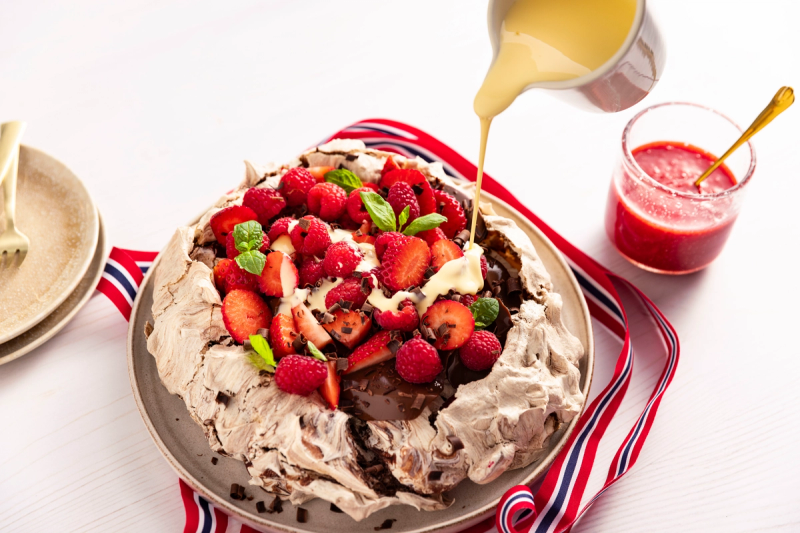 Sjokoladepavlova med sjokoladepudding og bær
