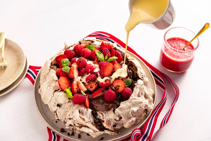 Sjokoladepavlova med sjokoladepudding og bær