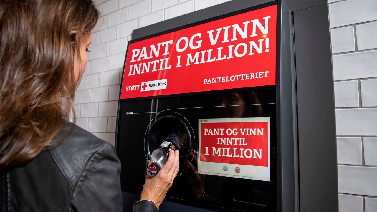 En kunde panter flaske og deltar i Pantelotteriet