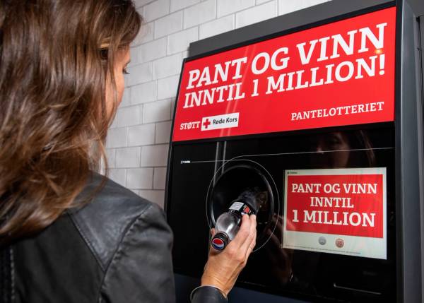 En kunde panter flaske og deltar i Pantelotteriet
