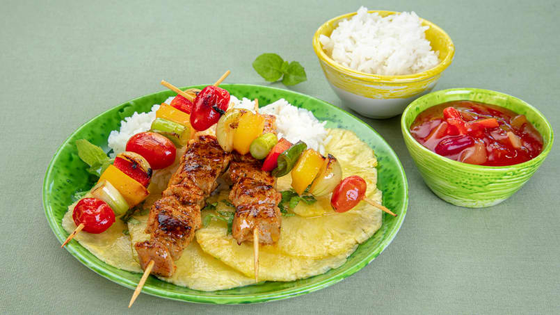 Fargerike grillspyd på ananascarpaccio