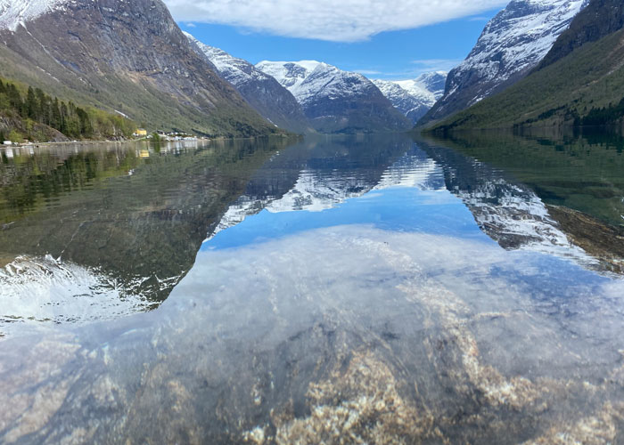 En fjord omgitt av høye fjell