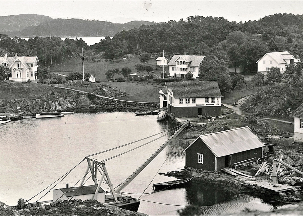 Lauritz skyssbåt nede ved vannet