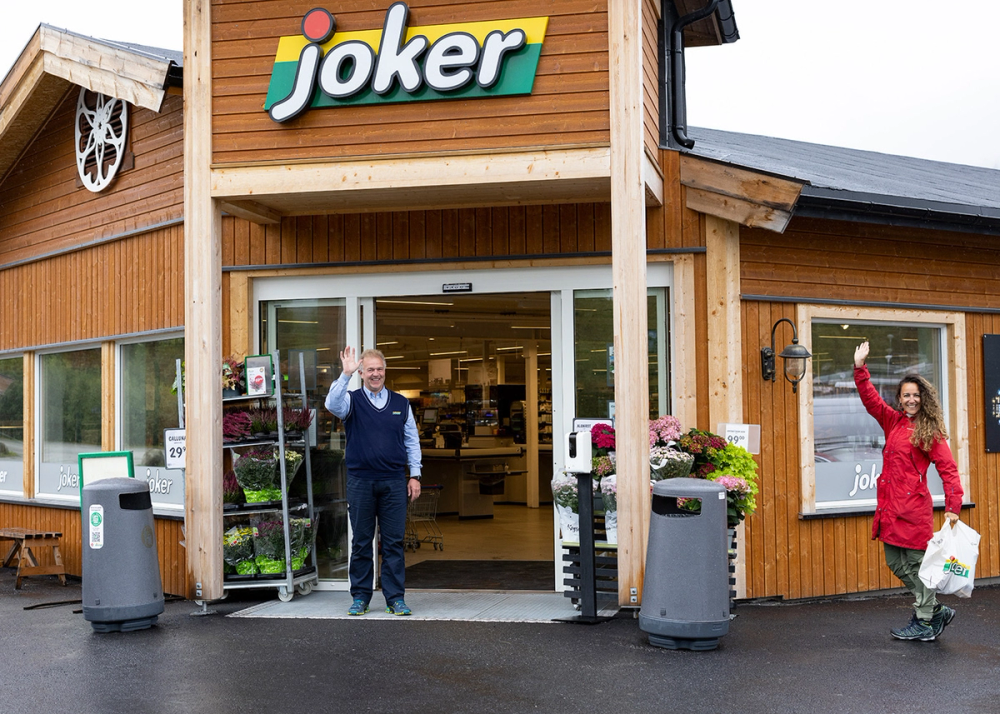 Kjøpmann Harald Lasskogen utenfor Joker Vaset