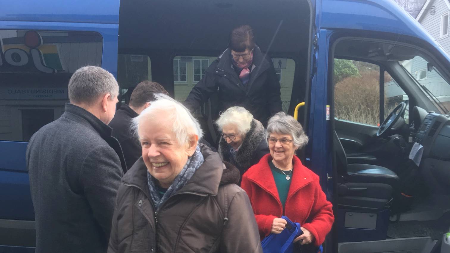 Kunder går av handlebussen utenfor Joker Vikebygd