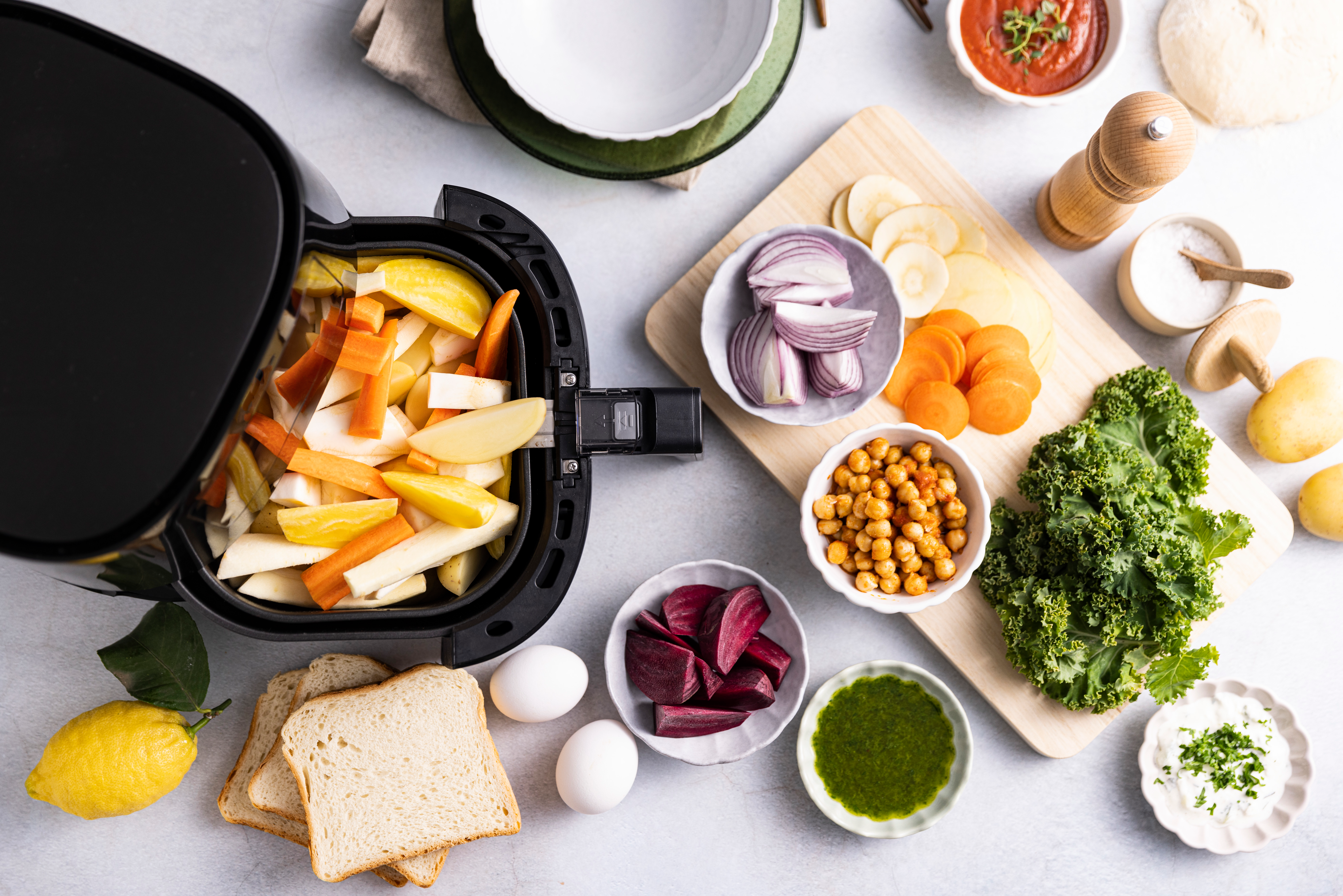 Airfryer med grønnsaker og tilbehør