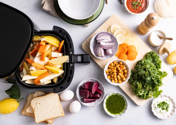 Airfryer med grønnsaker og tilbehør