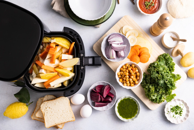 Airfryer med grønnsaker og tilbehør