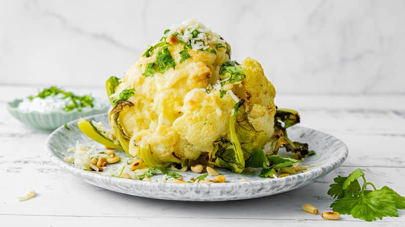 Bakt hel blomkål servert som middagsrett