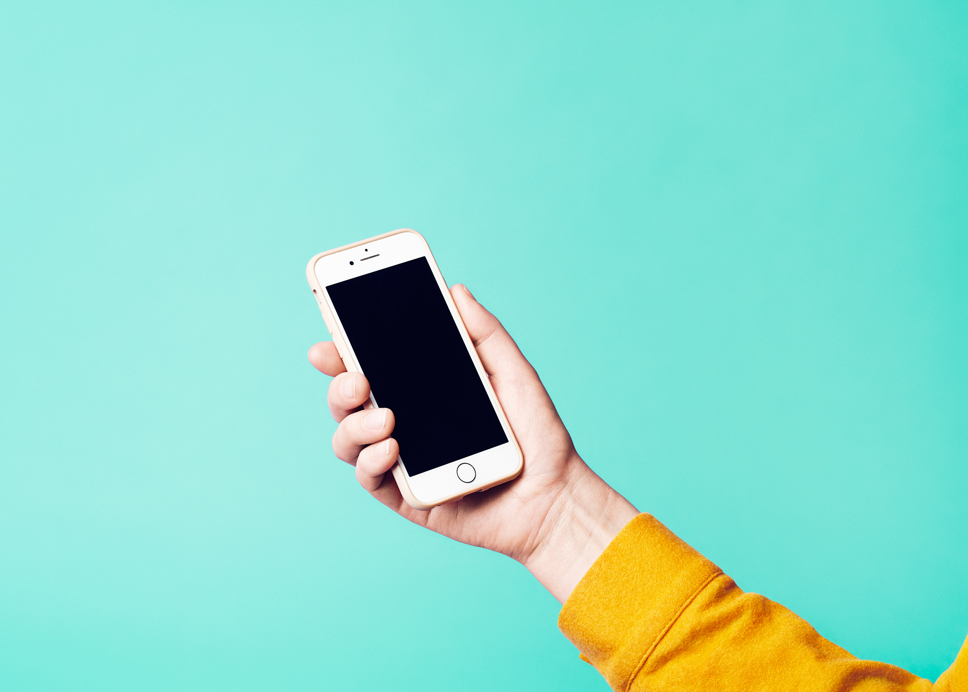 En hånd som holder en smarttelefon