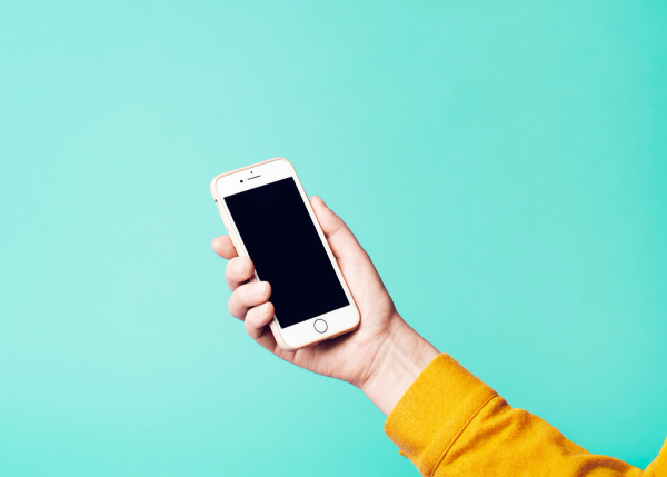 En hånd som holder en smarttelefon