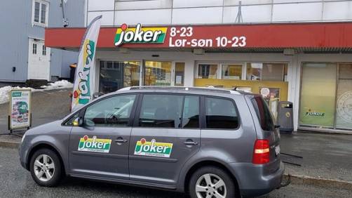 En bil med Joker-logo utenfor Joker Storgatbakken