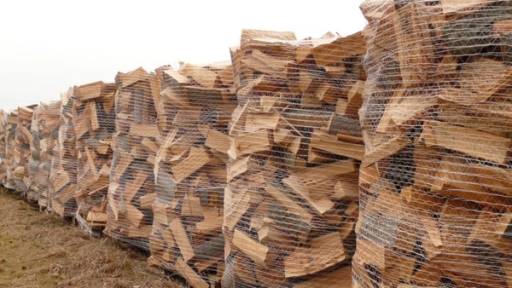 Vedsekker stablet utendørs