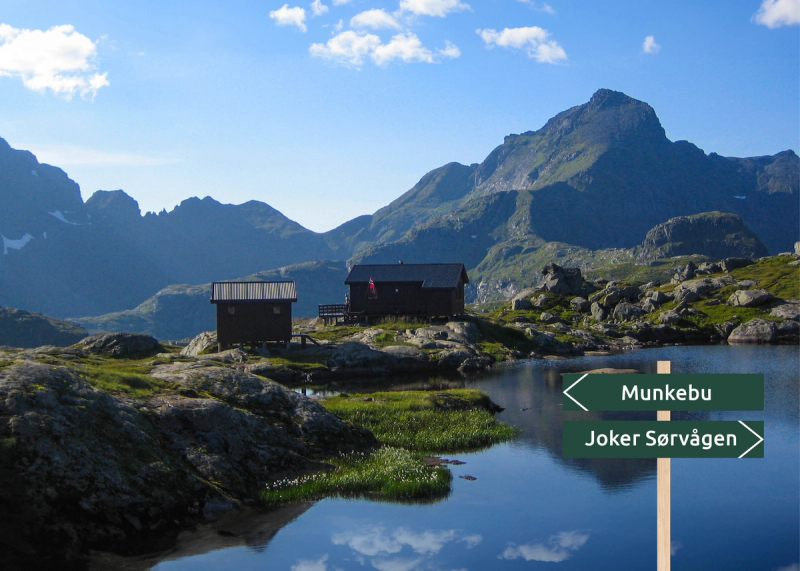 Munkebu omgitt av et vakkert fjellandskap