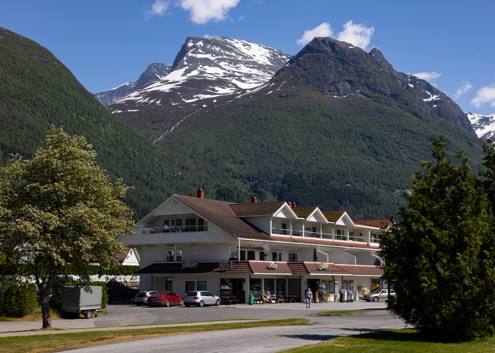Joker Loen med høye fjell i bakgrunnen