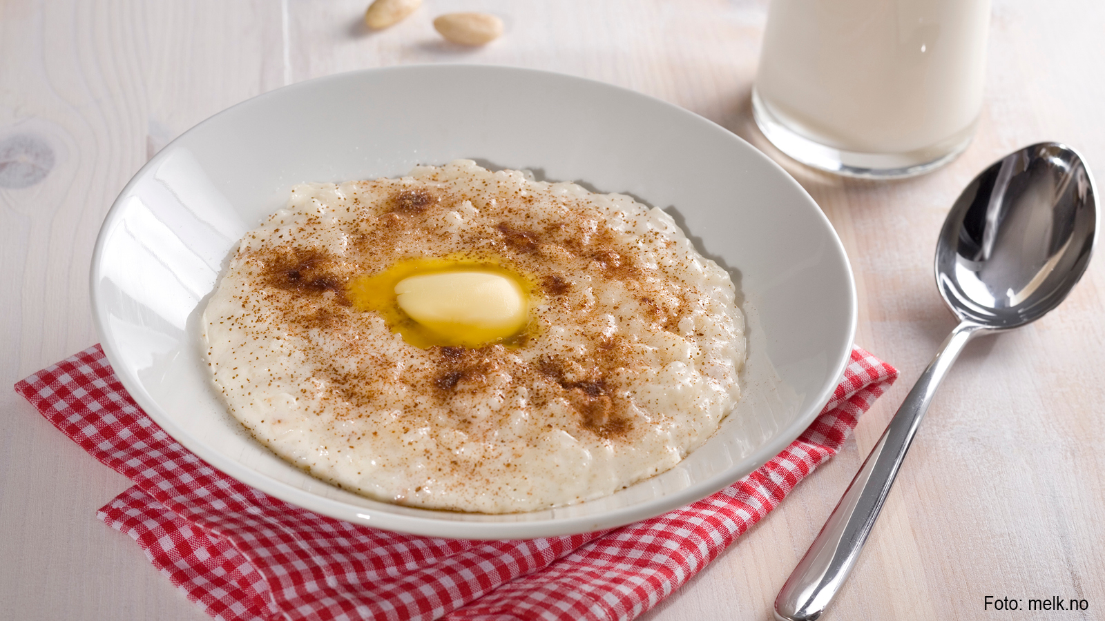 Risengrynsgrøt med smørøye, sukker og kanel