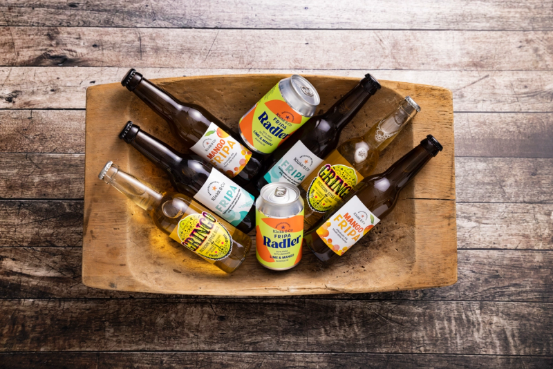 Flasker og bokser med Grans Radler og øl i en trefat