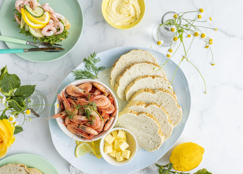 Reker med tilbehør på et fat