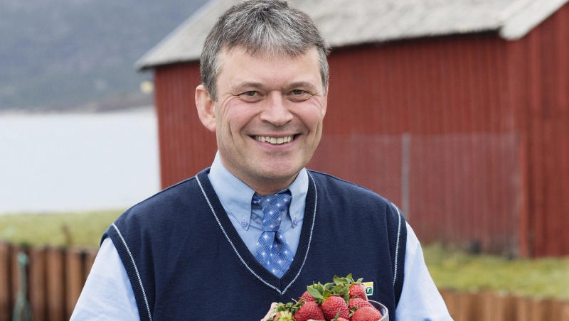 En Joker-ansatt holder en kurv med norske jordbær