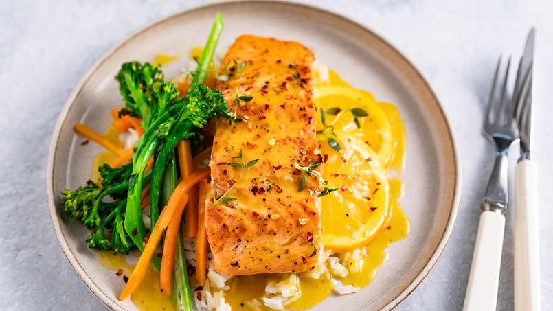 Pannestekt ørret med appelsin, gulrot og brokkolini