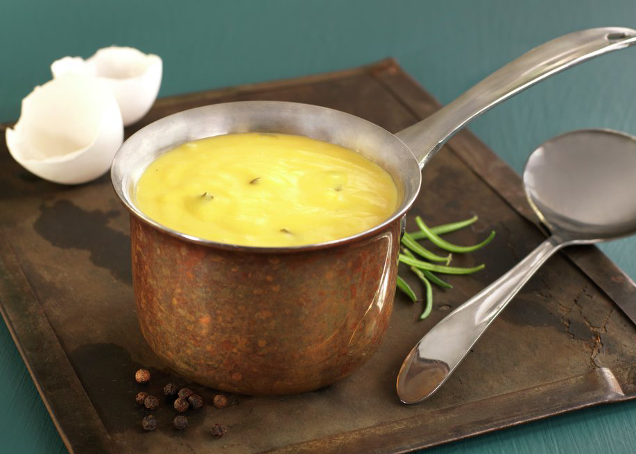 Saus i kobberkjele med urter, eggeskall og pepperkorn på brett