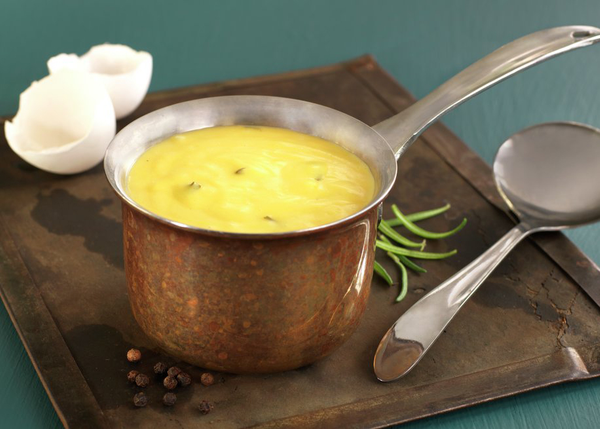 Saus i kobberkjele med urter, eggeskall og pepperkorn på brett